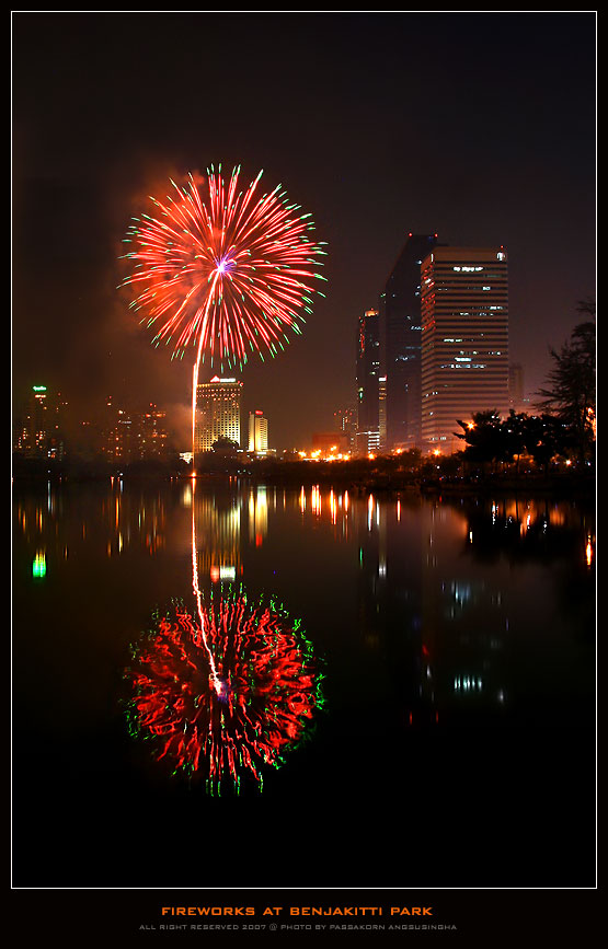 อันนี้น่าจะเป็นพลุประเภท Dahlia แต่มีการบรรจุเม็ดสีมากกว่าหนึ่งสีครับ  :grin: