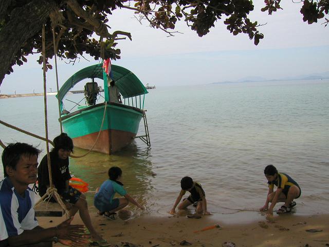 หลังจากพักผ่อนหลังอาหาร ก็ได้เวลาขึ้นเรือไปเทียวเกาะมันใน
ซึ่งรวมอยู่ในแพ็คเกจ หัวละพันกว่าบาทเนียร