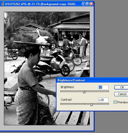 3. กดปุ่ม Ctrl+Shift+u เพื่อทำภาพขาวดำอย่างง่าย ๆ เราจะเห็นว่ามันติดสีเทามากไป
4. ให้มาปรับค่าที่ เ