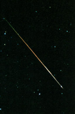 ฝนดาวตกเจมินิดส์ (Geminids Meteors shower)   
เป็นฝนดาวตกชุดสุดท้ายของปี 50 นี้ครับ
- - -
ฝนดาวตก