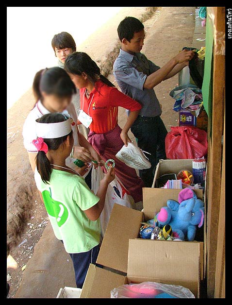 ฐานนี้ให้นำเศษขยะ ที่ตกหล่นอยู่ตามทางในหมู่บ้านมาแลกอุปกรณ์การเรียน 
24 เล่ม กับ 3 ปึ๊ง ของป้าพิกหย
