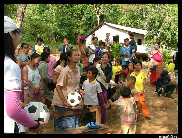 ลงทีก็เฮกันทั้งหมู่บ้าน (เพราะทั้งหมู่บ้านมารวมกันที่นี่แล้ว)