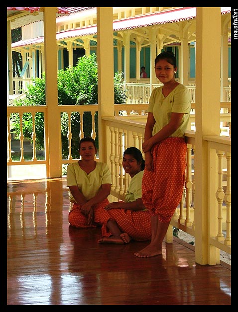 สาว ๆ อมยิ้ม คิดในใจว่า เจ้าพวกนี้มันมาจากไหนกัน