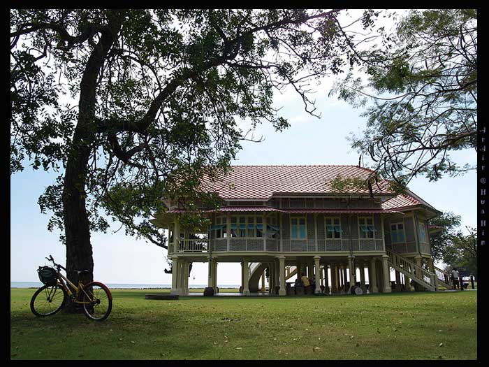 อยู่แต่ด้านนอก ไม่ขึ้นไปบนเรือน  :grin: