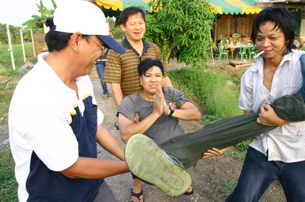 ที่ปรึกษาปัญหาประจำเวปคนนี้ก็ไปค่ะ  จำได้ไหม  ว่าใครเอ่ย  หน้าใซ้  ใส :laughing: :laughing: