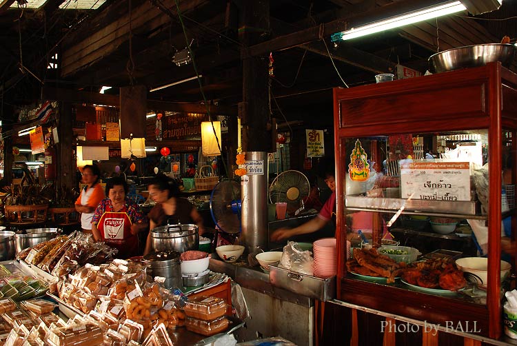 เรามีเวลาเดินตลาดสามชุกเพียง 20 นาที เพราะจะต้องไปวัดท่าซุงต่อเพื่อให้ทันนัดกับพ่อผมที่ รพ ชัยนาท...