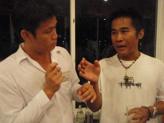 กั๊กเล็ก----เอ่อ พี่ ๆ ๆอาหารทามมาย ไม่ยกมาซะทีอ้ะครับ
บริกรหนุ่ม--อ้ะ พี่บอกผมให้คนมาเต็มๆก่อน
  