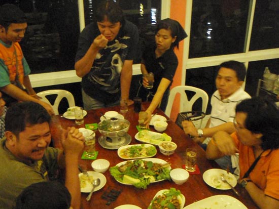 เมื่ออาหาร แระก้อกับข้าว ที่โต๊ะกรรมการพร่องไป....
น้าไก่ พร้อมใก๊ น้าที ก้อแอบ หลบหนี จากเพื่อนแวะ