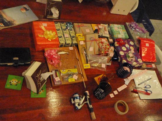 ของขวัญก้อแยะ ไม่แพ้กัน เพื่อนๆที่มาร่วมงานแทบจะหิ้วกันมาทุกคนเลย
พงเต๊บมาดเล็งๆไว้อยากได้ หลายชิ้น