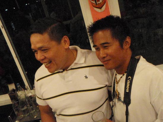 น้าเหนี่ยว บึกบึน กล้ามเป็นมัด ๆ...
นังกั๊กเล็ก ไปยืนเทียบเปรียบหุ่น....
กลายเป็น  กั๊ก หยองกรอด ไ