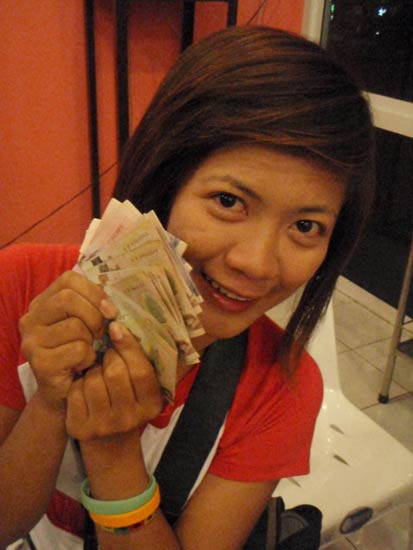 เหมาะ มั้ย เหมาะ ดูเอา....
น้องม่อน เหมื๊อน หมือน.....
เหมือนเจ้าแม่ เงินกู้ดอกเด้ง แค่ไหน ดูเอา
