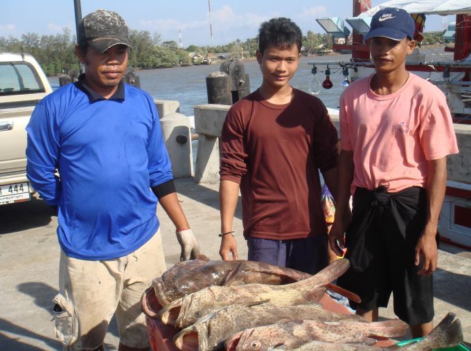 คนขวานี่ไต๋คนใหม่ของเรือพิชิตมัสยาคับเทรนโดยไต๋วุฒิก่อนที่จะไปทำเรือลำใหม่  คนกลางนี่เจ้าเป็ดเด็กเรื