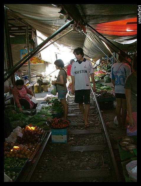 เพียง 1 ชั่วโมงเท่านั้น ก็ถึงตลาดแม่กลอง

สอบถามเจ้าถิ่นได้ความว่า

"ต้องเดินข้ามตลาดทางรถไฟไปขึ