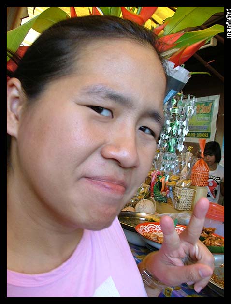 หน้าคุณเพื่อนจะแย่แทนแล้วค่ะ ทั้งกระเป๋าตังค์ที่แฟ่บ
และฝูงชนที่ยังหลั่งไหลกันเข้ามาอย่างหนักหน่วง