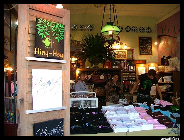 ออกจากร้านทุ่งนากาแฟพร้อมโปสการ์ด 3 ใบ
แต่เอาโปสการ์ดทำมือไปปั้มตราอัมพวาในร้าน 30 กว่าใบ  :laughin