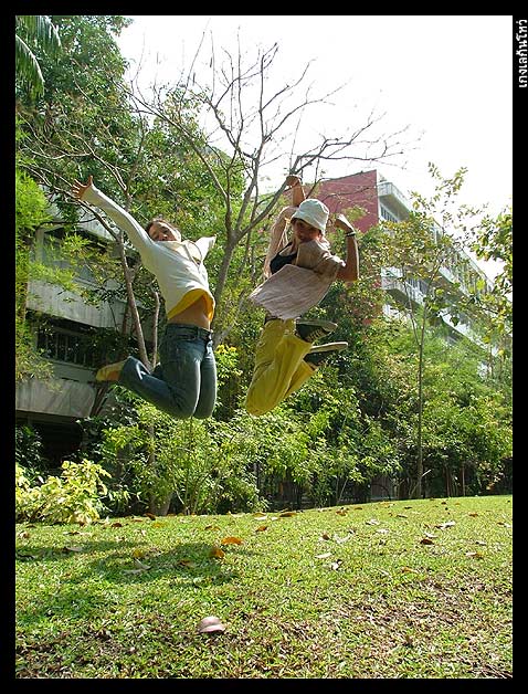 บ้าพลังกันไม่เลิก

เห็นชายหญิงคู่หนึ่ง ผู้ชายสะกิดอยากกระโดด
แต่ผู้หญิงทำหน้าและพูดประมาณว่า 
"ไ
