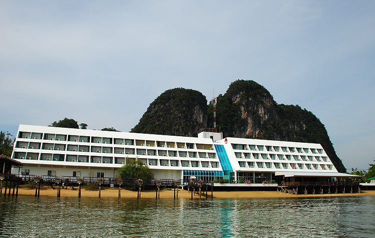 เรือของเราลำโตนะครับ แต่เอ๊ะ ทำไมล