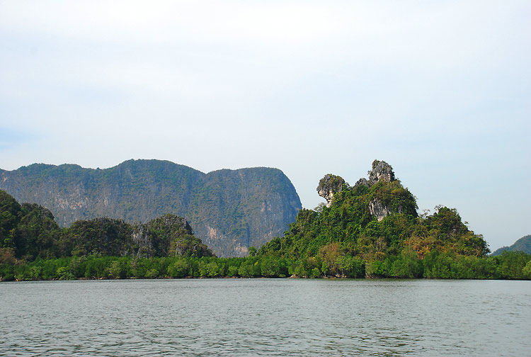 เกาะแรกที่คนขับเรือ โฆษณาผมตอนก่อนลงเรือครับว่าจะผ่านเกาะหมาจู... ใช้จิตนาการ นิดส์ นะครับ จะคล้ายหม