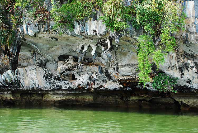 เรือพาเราแวะดูภาพเขียนสมัยโบราณคร