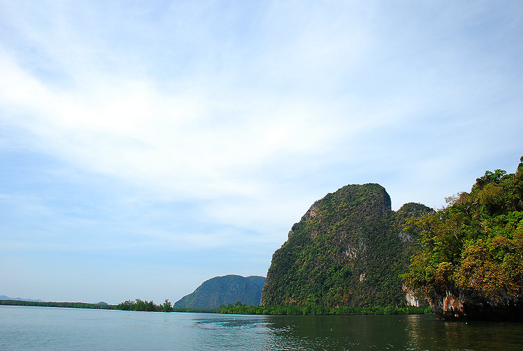 ป้ายหน้าครับ เราจะไป......ถ้ำทะลุกันครับ....ลุงคนขับเรือแกบอก เด็ดกว่า เกาะทะลุ ที่อื่นๆมาก  :ohh: