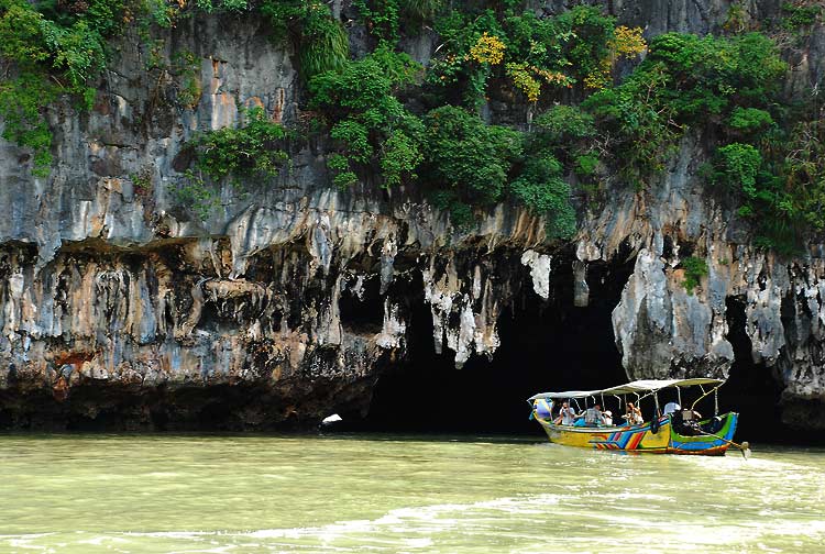 เรากำลังต่อคิวเข้าไปแล้วครับ  :ohh: มีเสียวเล็กน้อยครับเพราะเรือเราลำจิ๊ดนึง แต่ลำอื่น บะเร่อเลย  :o