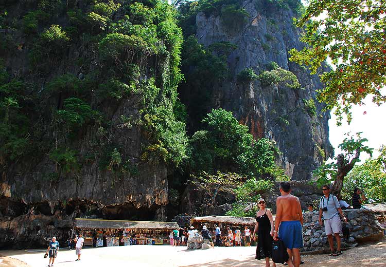บนเกาะที่ห่างไกลพอสมควร ก็ยังคงมีของที่ระลึกขาย คล้ายๆ จตุจักร มากครับ วุ่นวายดีแท้ 