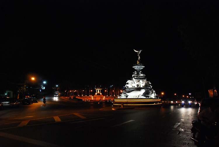 ทานข้าวเสร็จ เราไปกันในตัวเมืองตรังกันครับ.........ปากเมง - ตรัง 33 กม..........ไปครับสู้ๆ เราขับรถใ