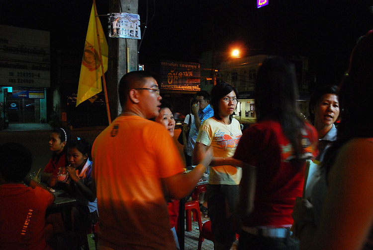 พี่โต๊ะข้างๆเรา อธิบายทาง ให้เรา
พี่ข้างๆ - น้องรู้จักหอนาฬิกาไหม
บอล - ไม่รู้เลยครับพี่ผมเพิ่งมา
