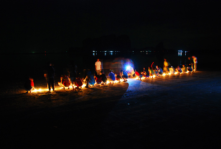 เราเล่นเกมส์ไปจนถึงเที่ยงคืน

จากนั้น
คุณกานต์ ก็พาเรามาที่ชายหาดมดตะนอย ที่อื่นจะสังสรรค์รับปีให