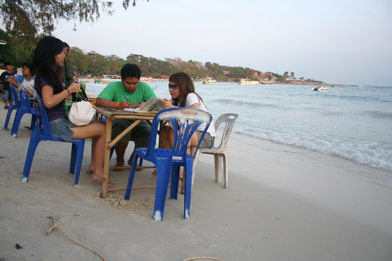 ขับรถมานาน ถึงเกาะหาของกินรองท้องก่อนครับ หิวๆ เด่วมื้อเย็นมีปารตี้ ค่อยซัดอีกรอบ  :umh:

ป้า ....