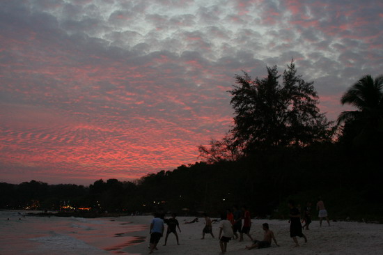 บรรยากาศที่หน้าร้านเจี๊ยบครับ หาดไรหว่าผมจำไม่ได้ เเต่ถ้ามาจากหน้าด่านนะครับ ใกล้นิดเดียว .....

ช