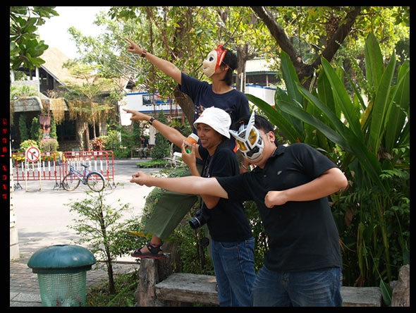 สู้สุดใจ แม้ในมือจะถือขวดยาดมไว้แน่น  :laughing: