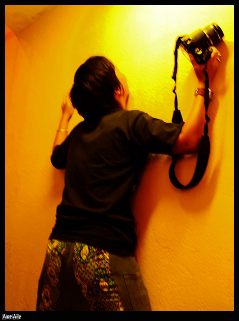 โดนเหน็บติดกำแพง แต่ในมือยังถือกล้องของเจ้าของร้านไว้แน่น  :grin: :laughing: