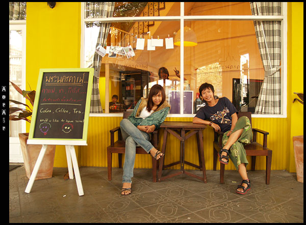 โปรดสังเกตุ ... เจ้าของร้านแอบแจม  :laughing: