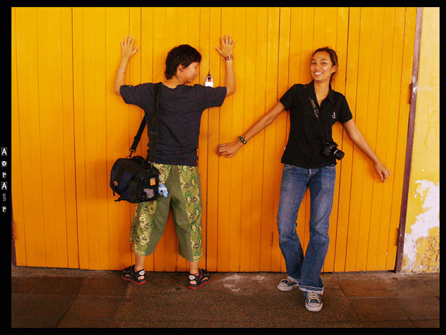เจอข้อหาทำตัวน่าหมั่นไส้  ก็เลยโดนเหน็บติดประตูอีกแย้วววววววว  :grin: