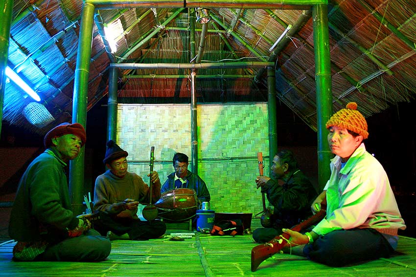 มีดนตรี ของชาวเขา บ้านชนเผ่า ทรงไทย