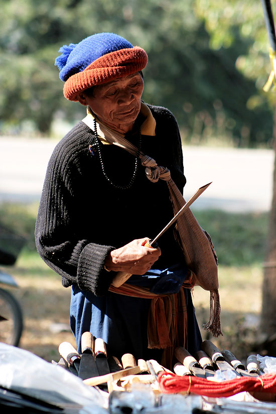 ผ่านตลาดของชาวเขา เลยเก็บภาพมาได้บ