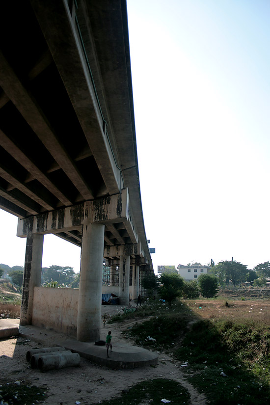สะพานมิตรภาพไทย-พม่าครับ ภาพนี้ยัง
