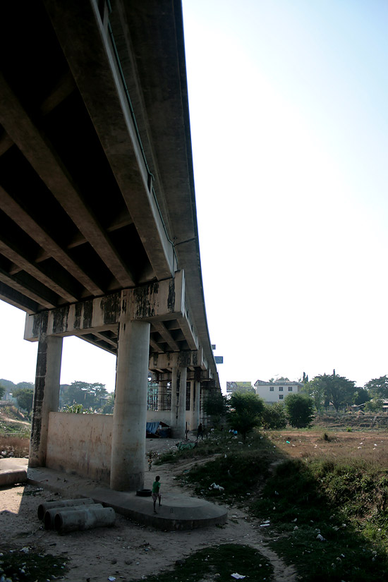 สะพานมิตรภาพไทย-พม่าครับ ภาพนี้ยังไงก็ต้องถ่าย ขืนรอแสงก็ไม่ต้องกลับบ้านกันฮิๆ :grin: