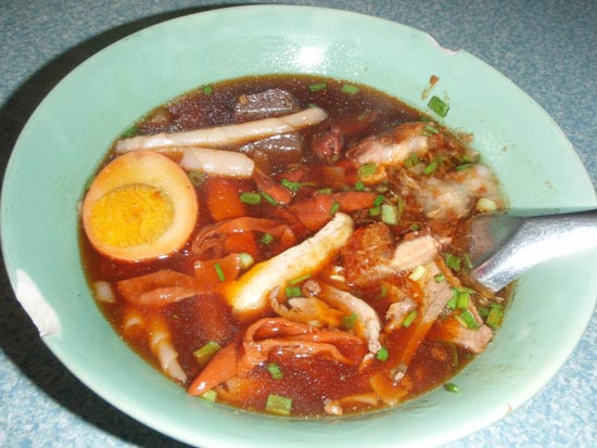 แวะกินก๋วยจั๊บโบราณที่ตลาดเก่าเมืองปราณ ทีเด็ด ที่ป๋าอ๊อด300ยอด ภูมิใจเสนอ
...น้ำแดงๆ รสชาดจัดจ้าน 