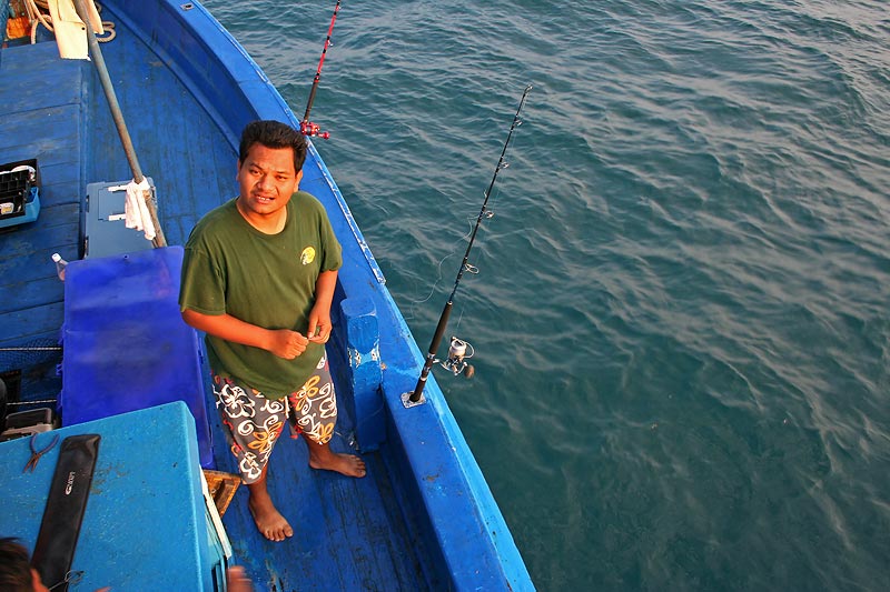 
น้ามาด ลงเหยื่ออยู่ที่หัวเรือ

เสร