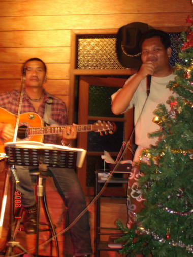 น้ามาดขึ้นไปร้องเพลงบนเวที.....พอลงมาแขกเช็คบิลกลับหมดเลย.... :laughing: :laughing: :laughing: :laug