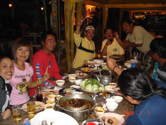 ขณะกำลังทานหมูกะทะกันคับ