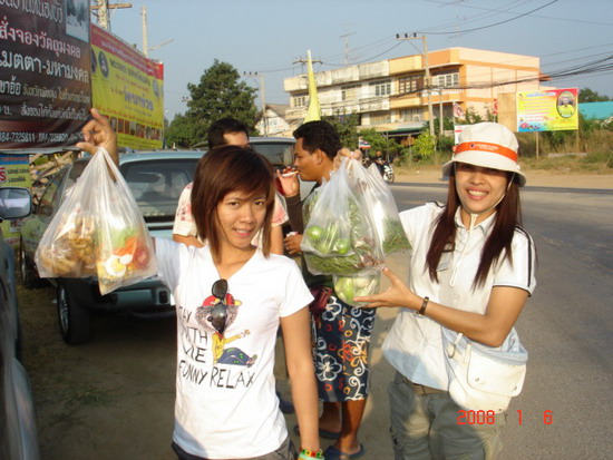 น้องม่อนกับเจ้หนึ่ง ผบ.พี่หรั่งจ่ายตลาดก่อนลงเรือ..... :blush: :blush: :blush: