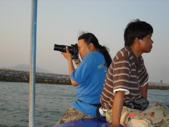 น้าหรั่งกำลังส่องดูฝรั่งอาบแดด.......... :laughing: :laughing: :laughing: