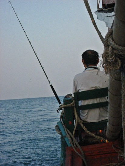 ระหว่างทางเฮียตี๊ปล่อยสายทลอลิ่งทางท้ายเรือ





