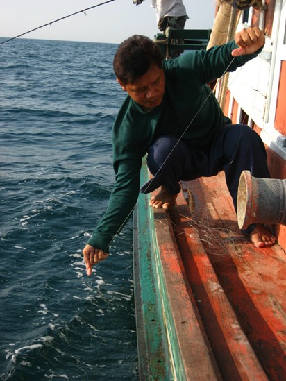 ผลัดกันดึงเข้าดึงออกเกือบสิบนาทีครับ

