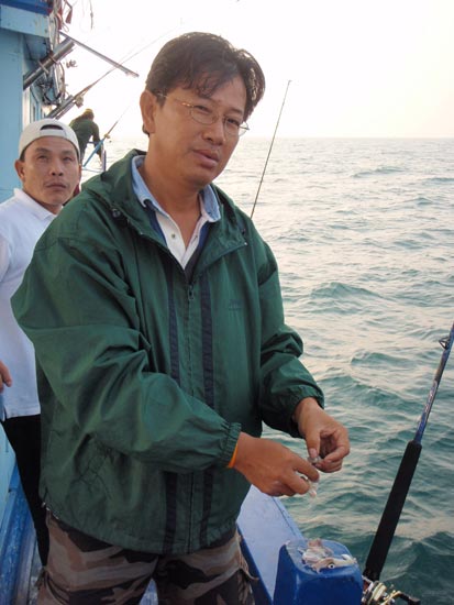 ป๋าอ๊อด300ยอด...
เช้านี้ หลังจากไปลอยสายล่อปลาอินทรีที่ท้ายเรือแล้ว 
ก้อมา เกี่ยวหมึกชิ้นน้อยๆ ลงเ