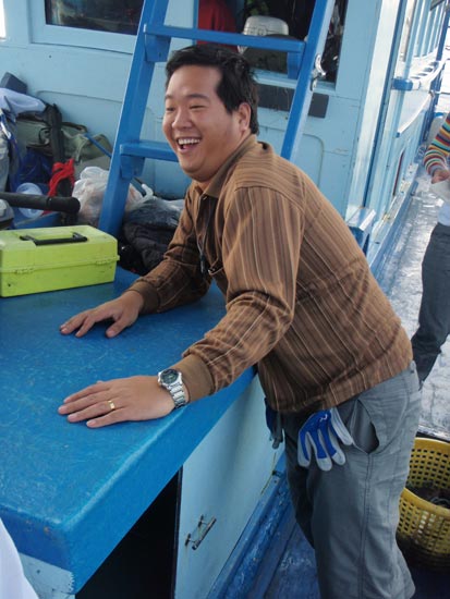 พอรู้ตัวว่า ถูกบันทึกภาพ ก้อแกล้งไม่รู้ไม่ชี้
 :laughing: :laughing:
น้าบุ๊ง---ไหน ๆ ๆอะไรกันเหรอ 