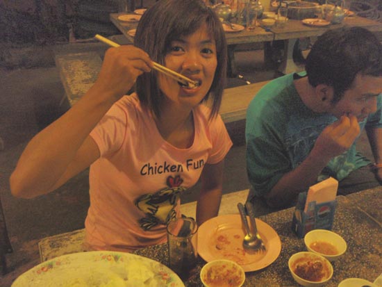 ขึ้นฝั่งมา ก่อนแยกย้ายไปพักผ่อน ก้อมาลุย ร้านหมูกระทะ ของป๋าอ๊อด กันซะก่อน
 :umh: :umh: :umh:
น้าก